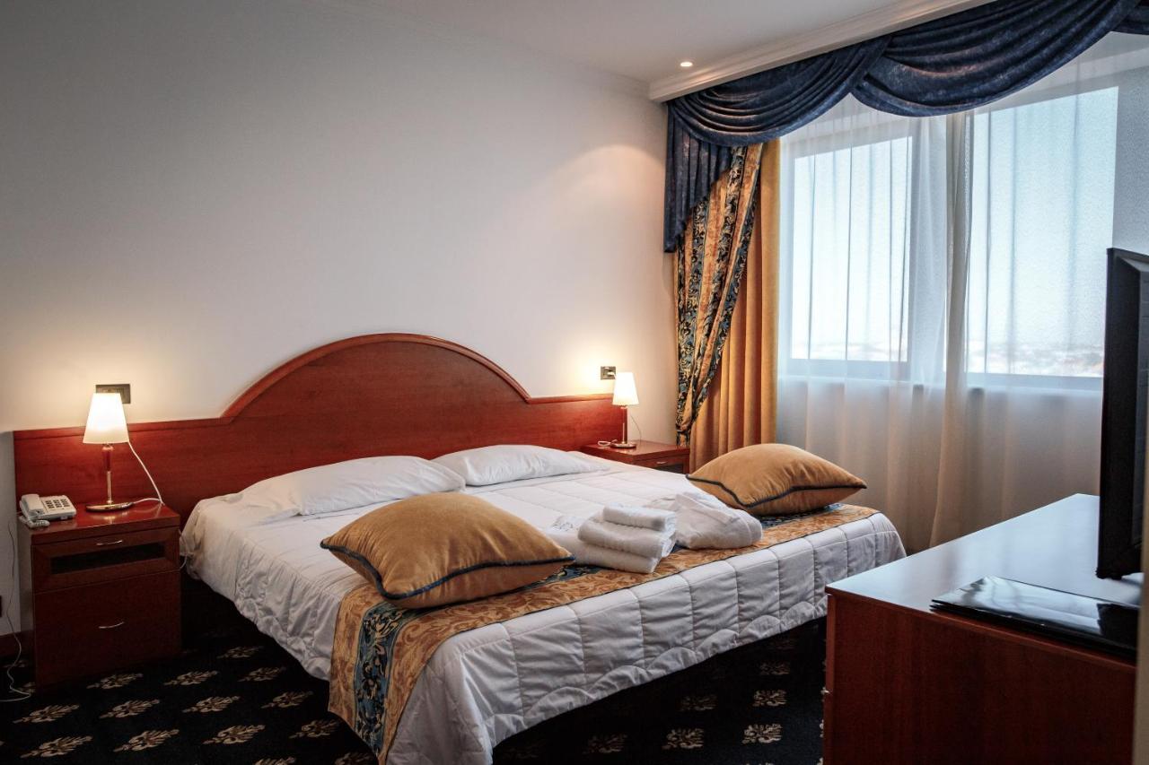River Palace Hotel Atyraū 외부 사진