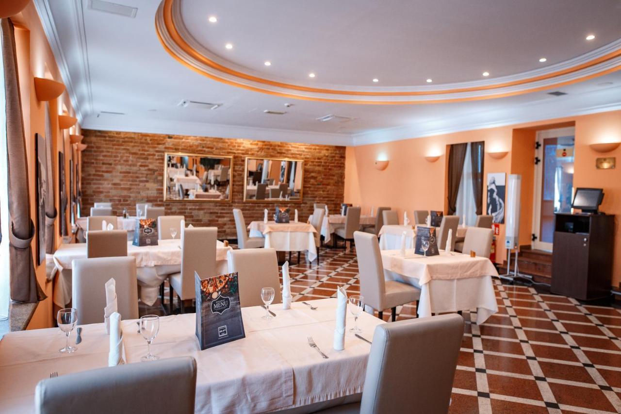 River Palace Hotel Atyraū 외부 사진